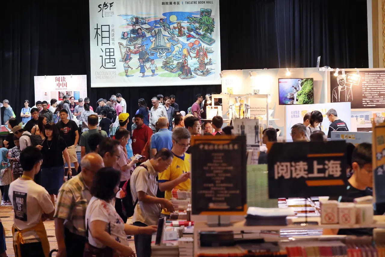 “新加坡书展2019”一连10天在新加坡首都综合项目举行。图为许多爱书人趁活动最后一天前去选购书籍。（档案照片）