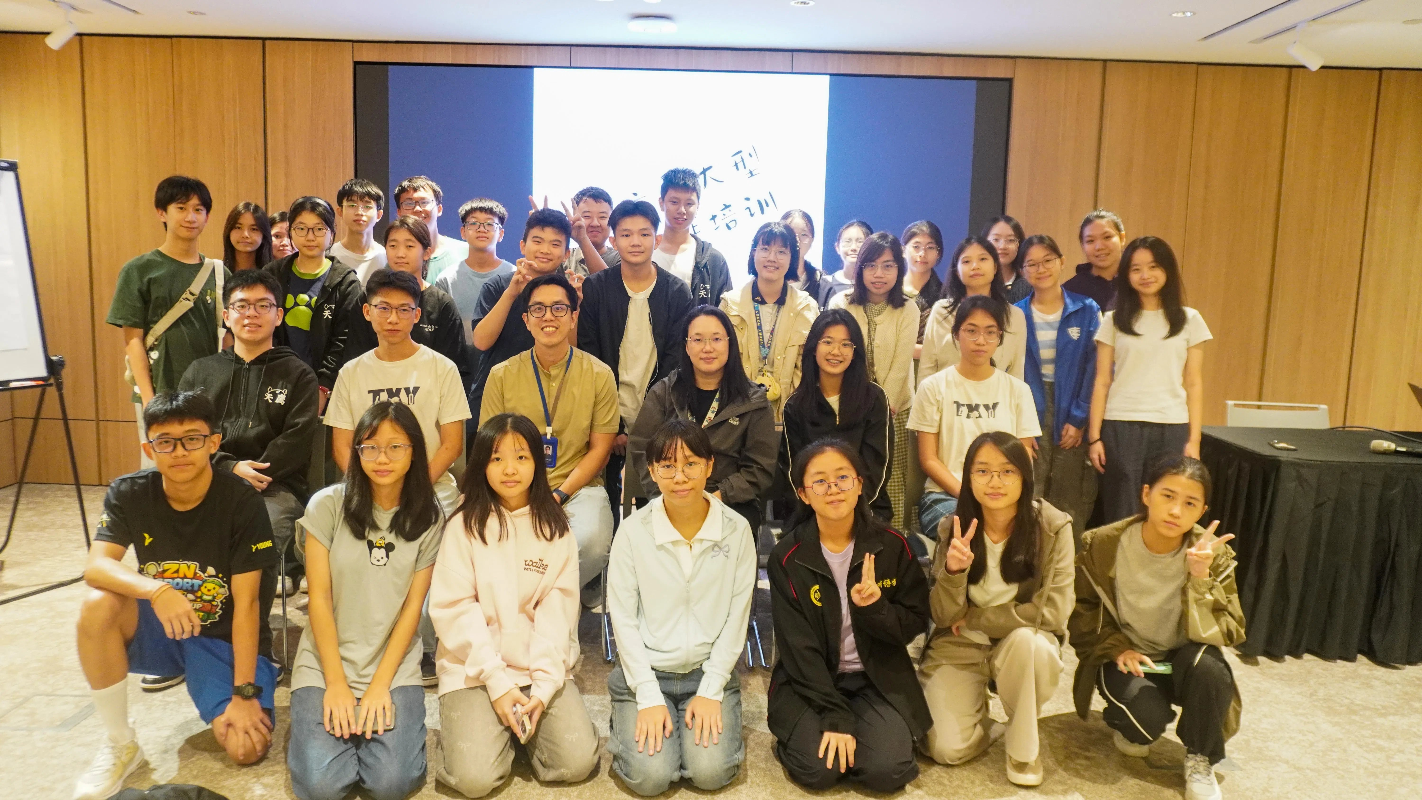 6月27日，联合学生通讯员俱乐部举办大型写作培训营，学生通讯员与嘉宾在活动结束后合影。（联合学生通讯员杜家庆摄）