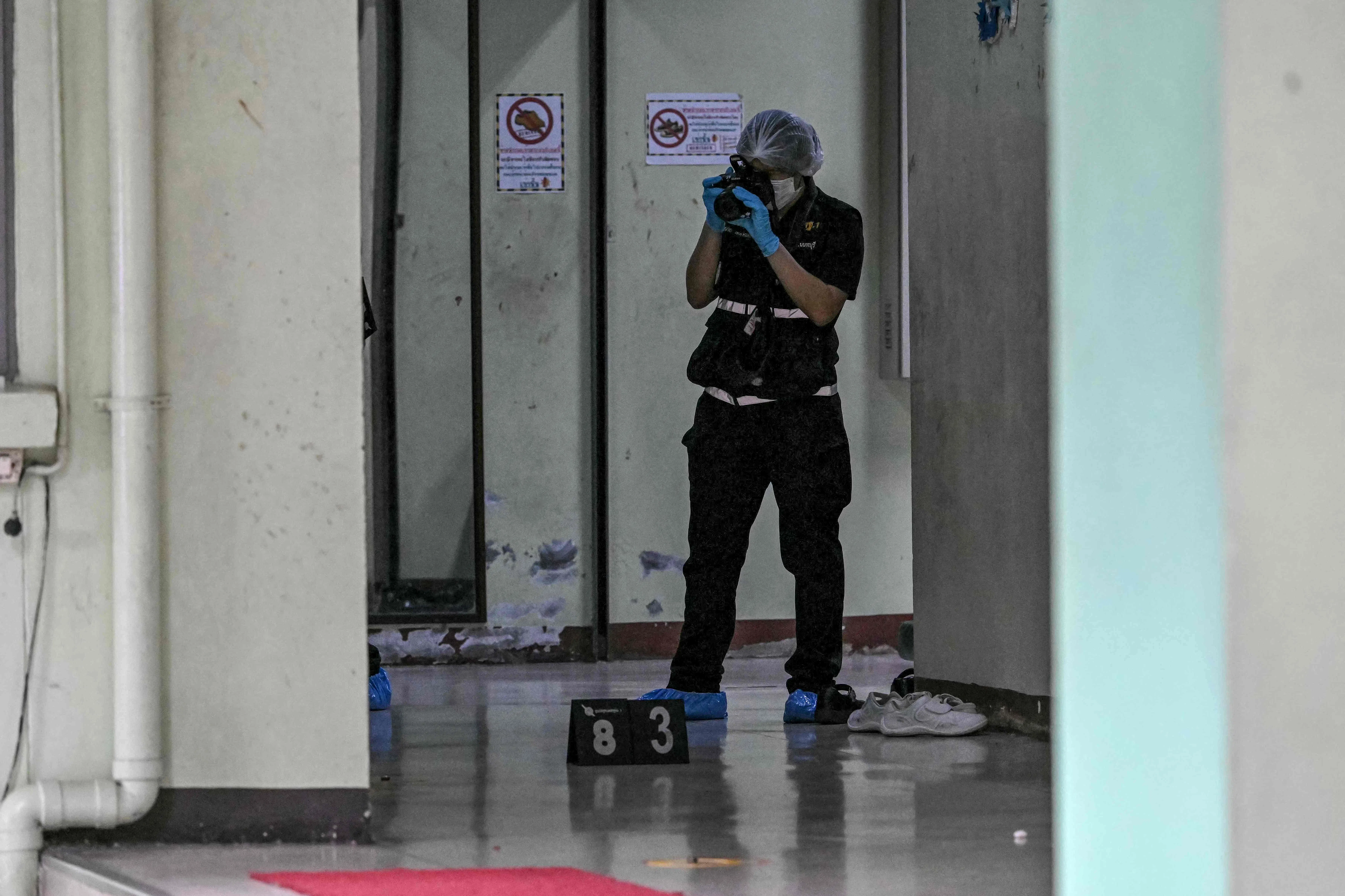 警方在泰国暖武里府的德布诗琳中学枪击案现场拍照搜证。（法新社）