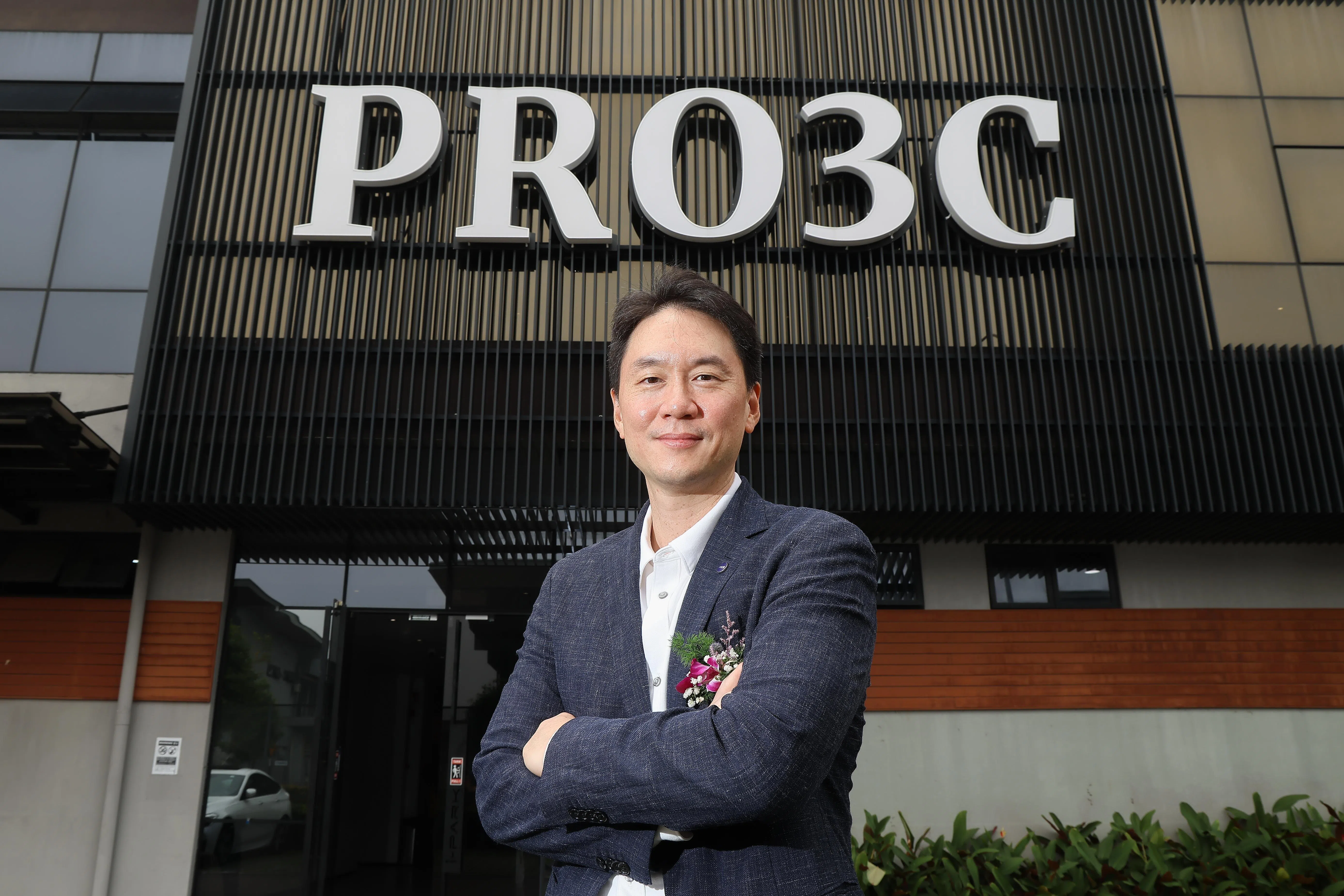 大众投控董事长简民智受访时坦言，在决定设厂前曾担忧当地劳动力短缺，因为不少居民选择到新加坡工作，而且柔佛的电子业供应链也不如马国另一工业重镇槟城完善。