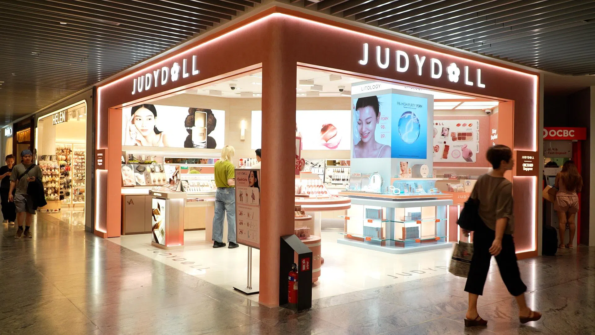 中国美妆公司橘宜集团旗下品牌橘朵（Judydoll）2025年进军新加坡，在乌节路开设了实体店。（视频截图）