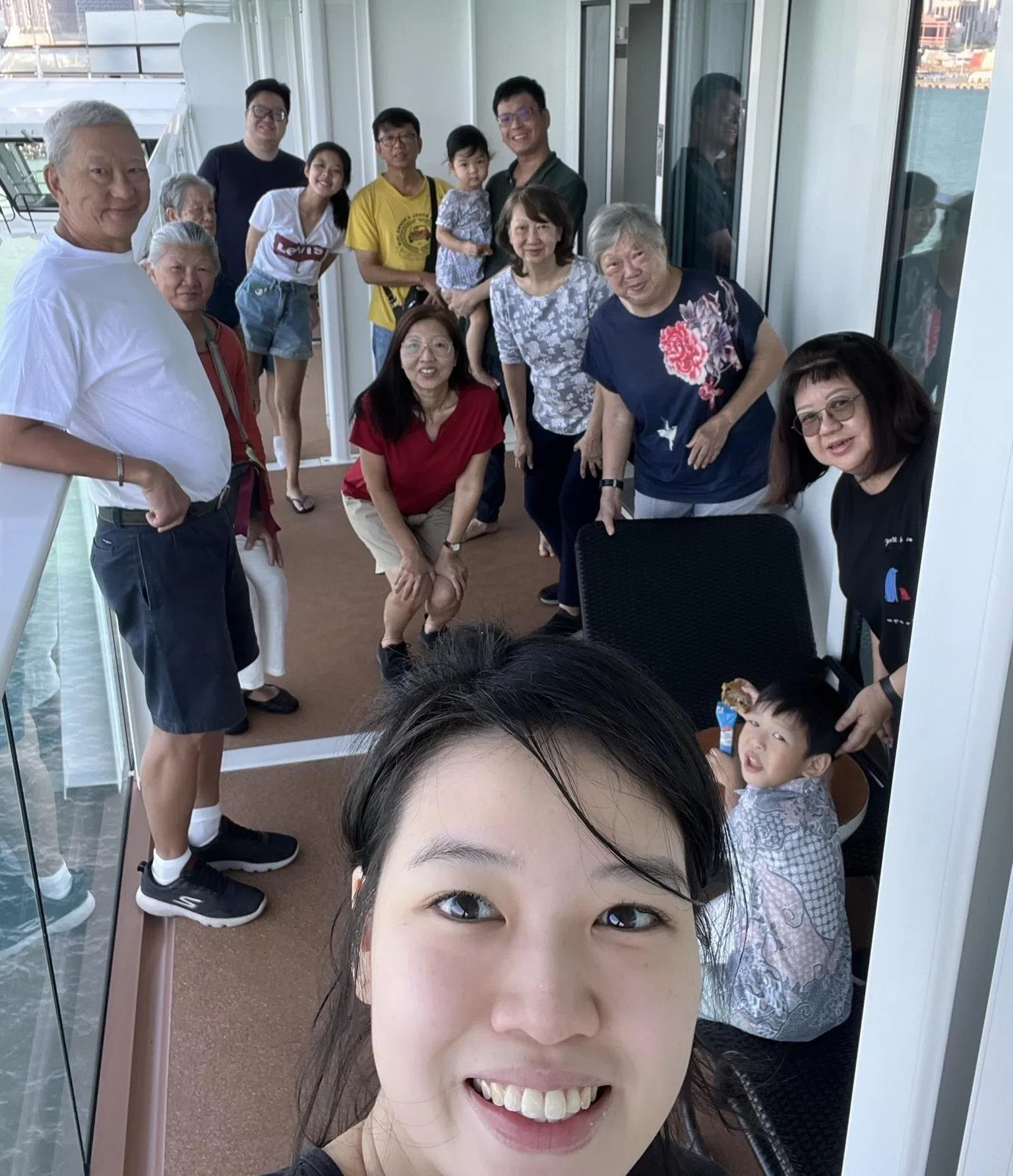 2023年，卓宇靖（前）与家人搭乘游轮到槟城和普吉岛游玩。（受访者提供）