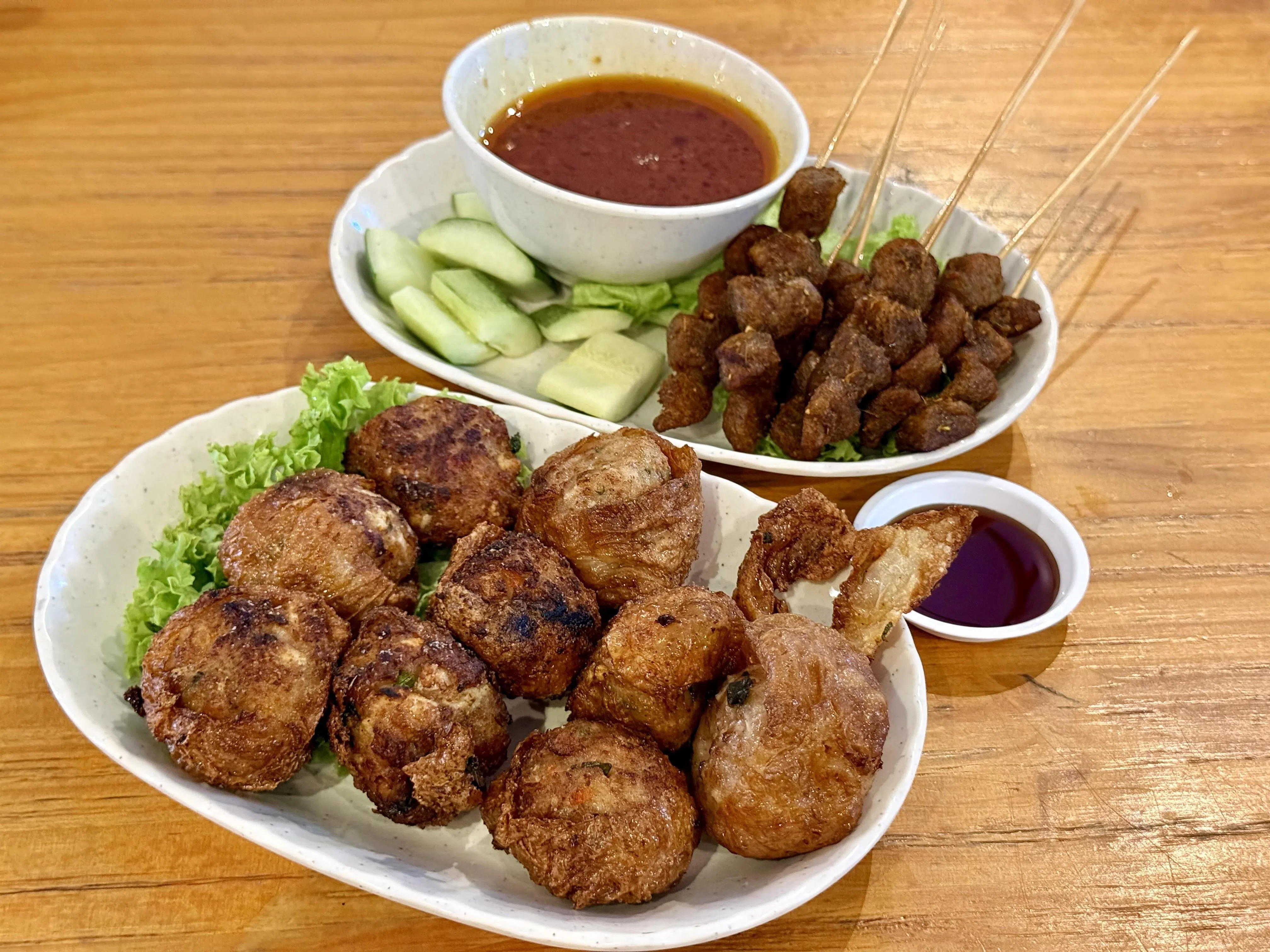 素食手工虾枣（前）和素沙爹，酥脆美味。（叶晓虹摄）