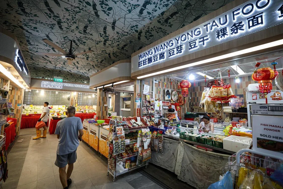 实龙岗3道第267座湿巴刹翻新后焕然一新，敞亮通风，设计具现代感，改变传统湿巴刹给人的印象。（关俊威摄）