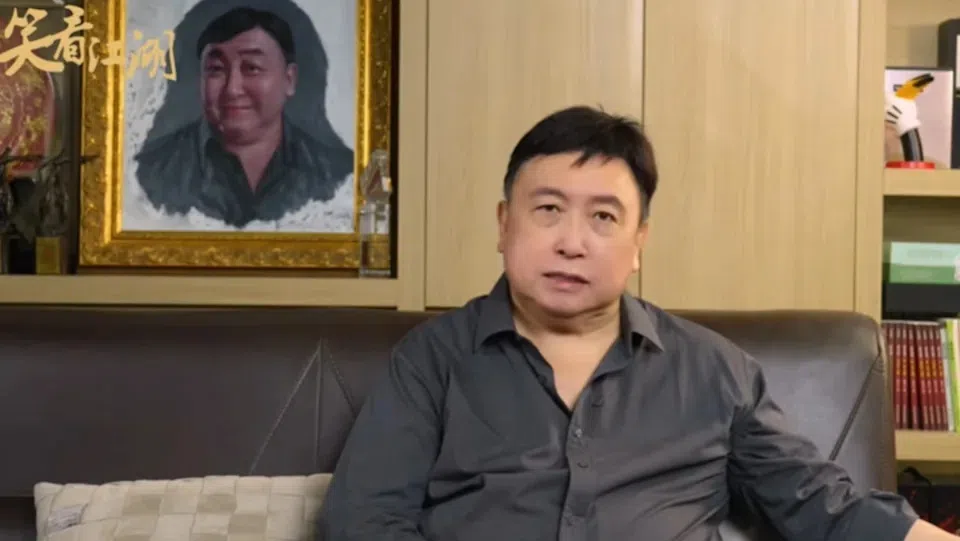 王晶时不时在个人YouTube频道中畅谈娱乐圈现象。（互联网）