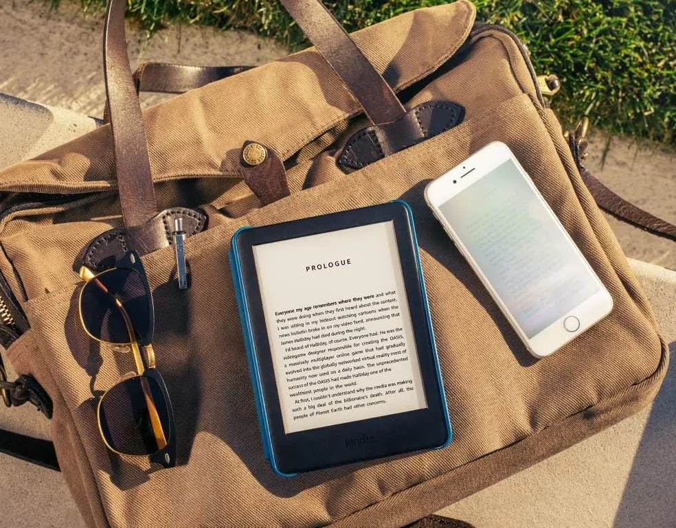 Kindle Paperwhite电子阅读器具防水功能，即使不小心溅到水也不用担心。（互联网）