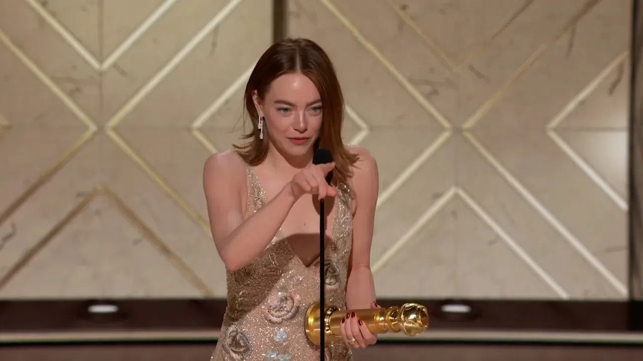 Emma Stone相隔七年，再拿音乐／喜剧类电影最佳女主角奖。（互联网）