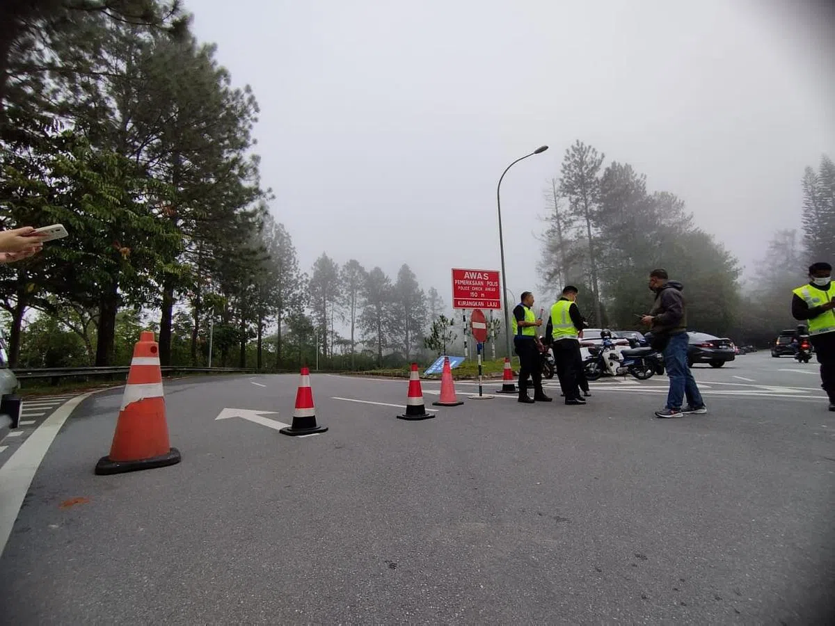 警方在往峇冬加里的路口设置路障，严查进入的车辆。（星州日报）