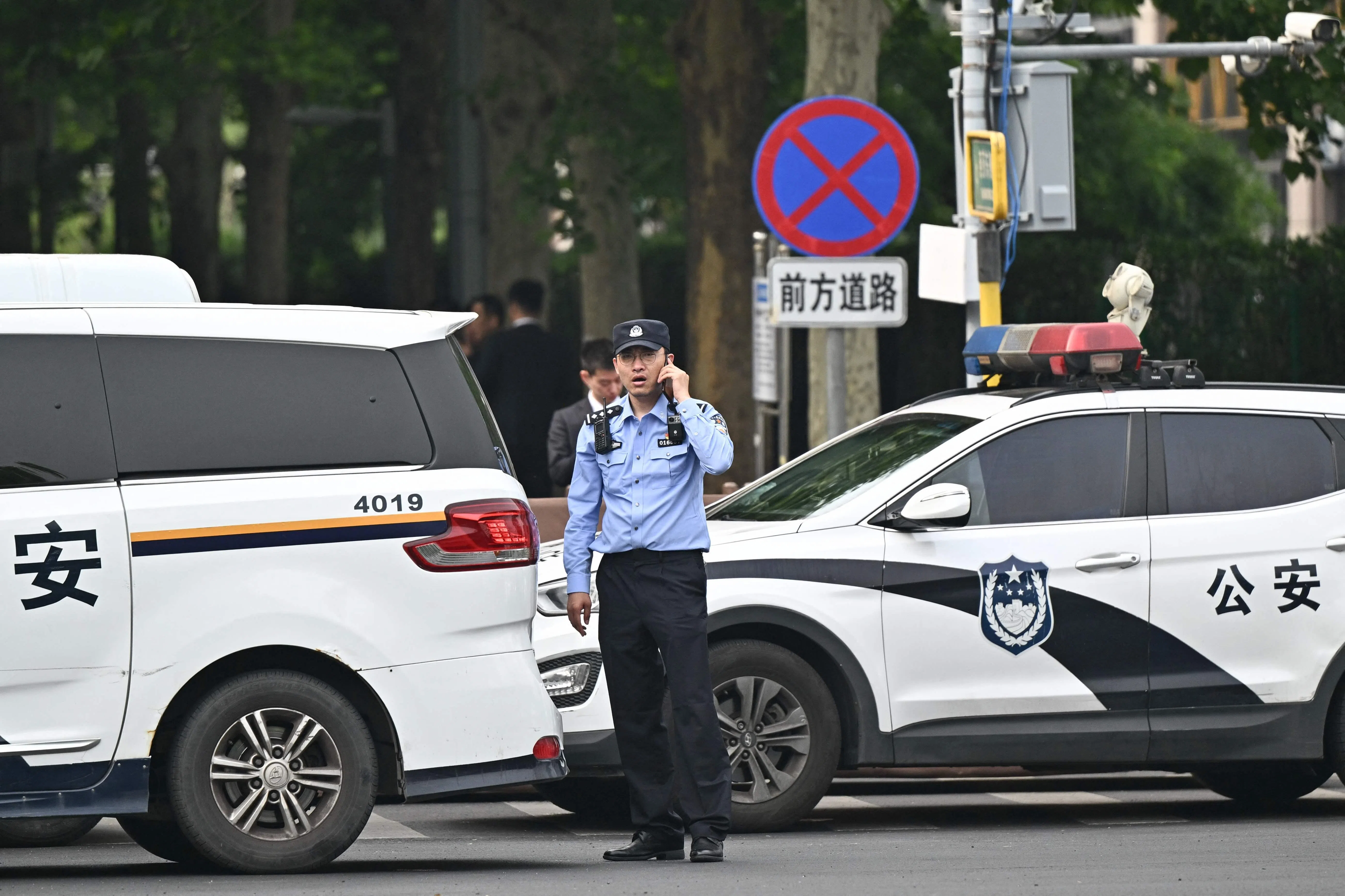 中国警员星期四（5月14日）早上在美国总统特朗普下榻的北京四季酒店附近站岗驻守。（法新社）