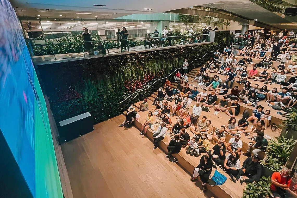 旅客可在第三搭客大厦地下二层公共区域的ST3PS超高清LED屏幕观看世界杯赛事。（樟宜机场集团提供）