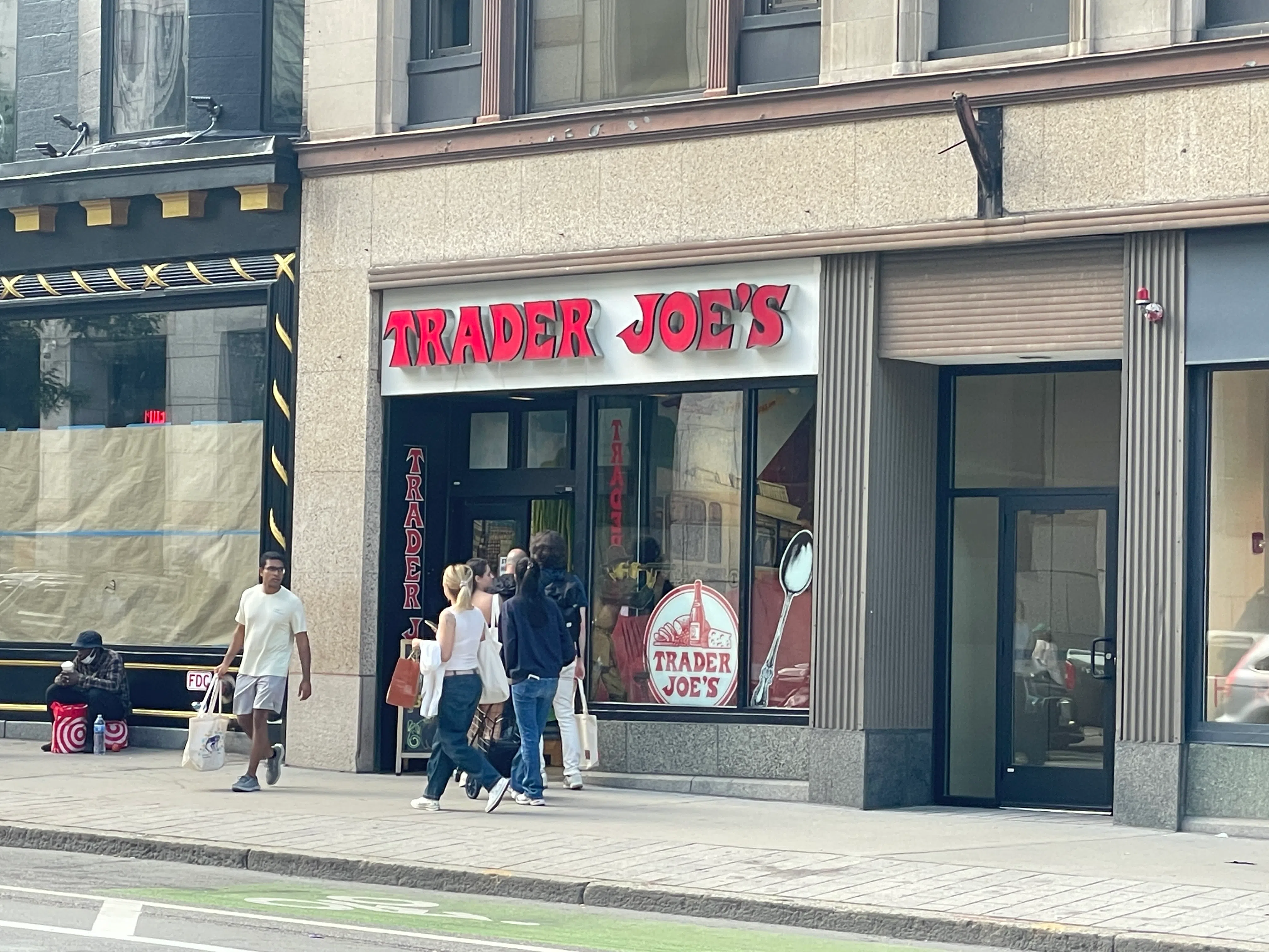 记着的布袋是在美国波士顿这家小巧玲珑的连锁超市Trader Joe‘s买到的。（林方伟摄）