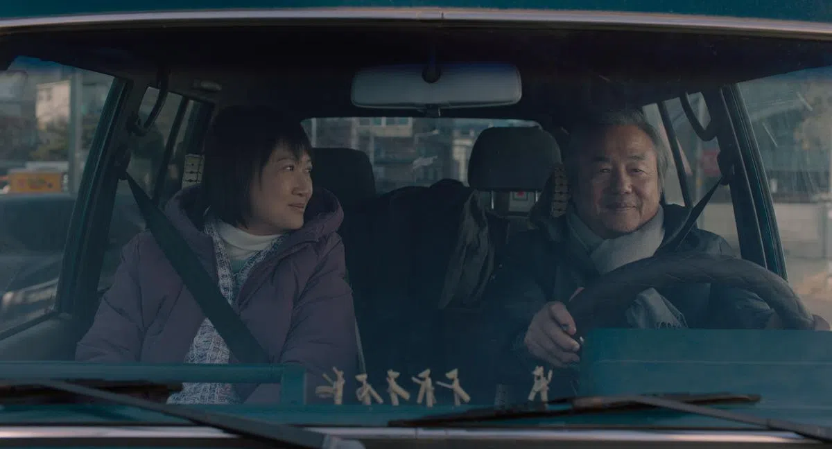 洪慧芳与韩国资深演员郑东焕在《花路阿朱妈》中有多场对手戏。（嘉华院线）