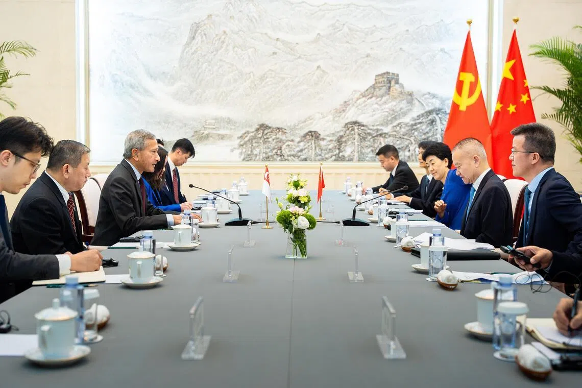 外交部长维文（左排左三）星期一（5月25日）和中共中央对外联络部部长刘海星（右排右二）在位于北京的中联部大楼举行会谈。我国驻华大使陈海泉（左排左二）和中联部副部长孙海燕（右排右三）也参加会谈。（外交部提供）