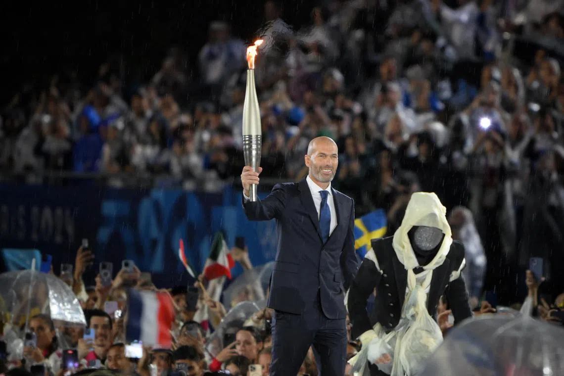 法国传奇球星齐达内（Zidane）担任其中一名火炬传递手。（海峡时报）