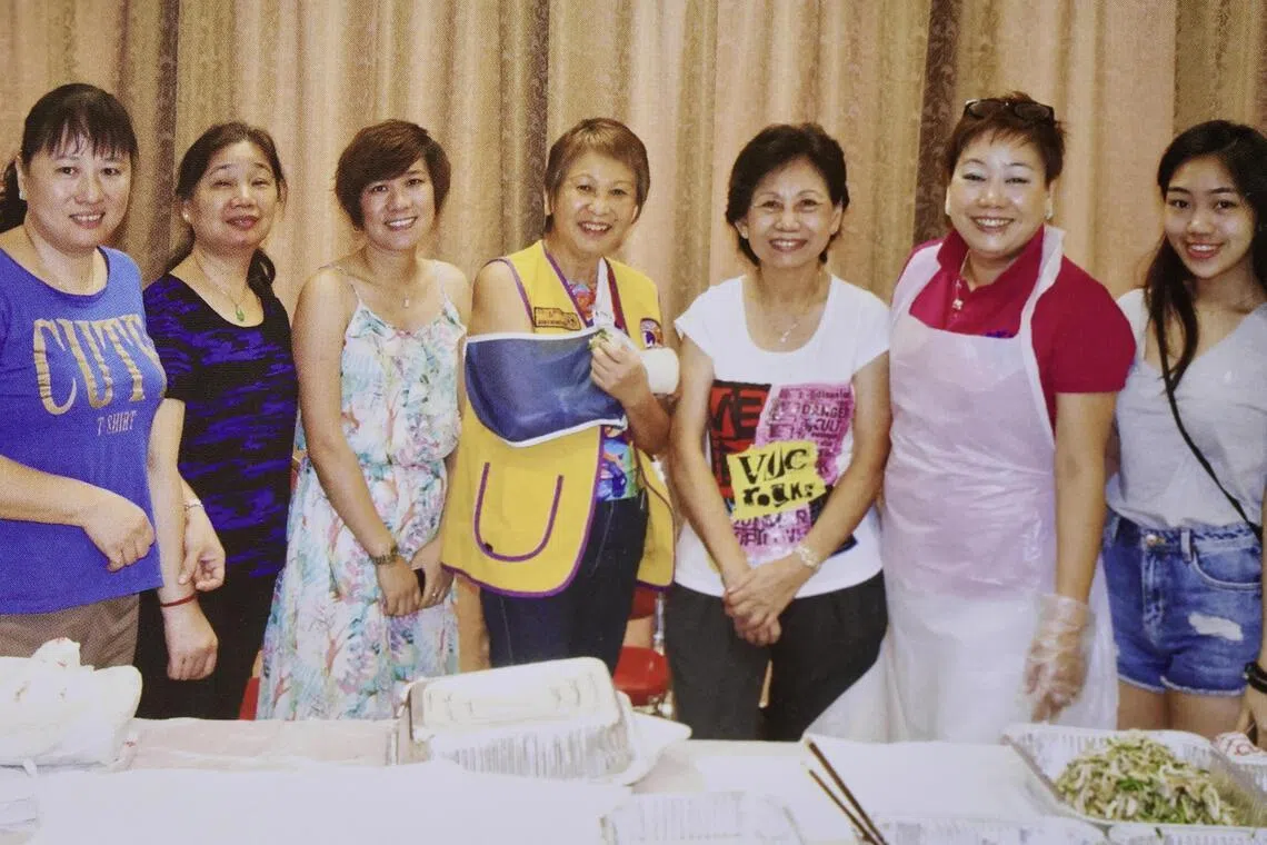 王品华（右二）是新加坡福州会馆妇女组主任，经常带领同乡姐妹办活动。（受访者提供）