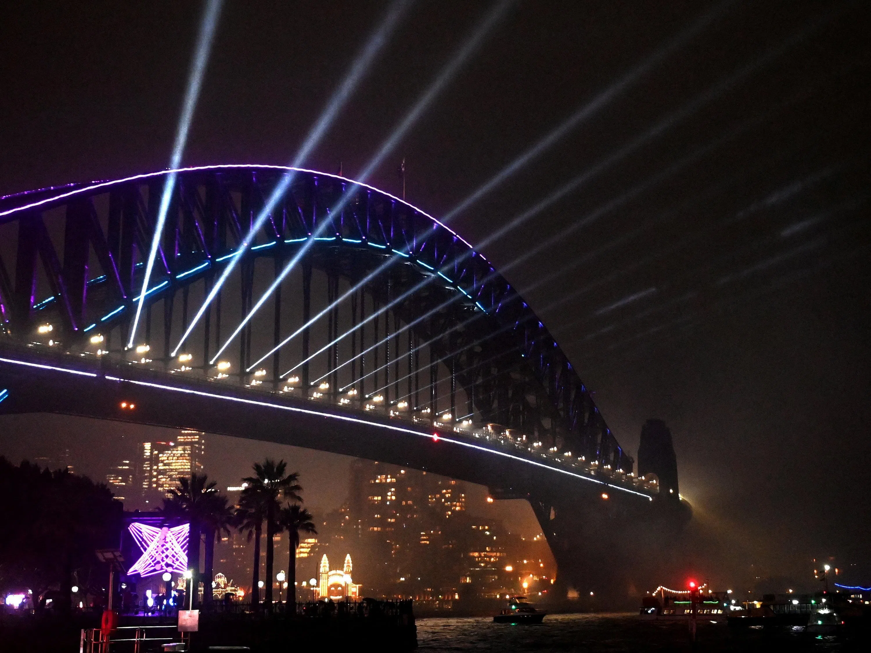 在澳洲的“悉尼灯光节”（Vivid Sydney 2026）开幕夜，绚丽的激光束射向悉尼海港大桥，将这座地标建筑妆点得五彩斑斓。（路透社）