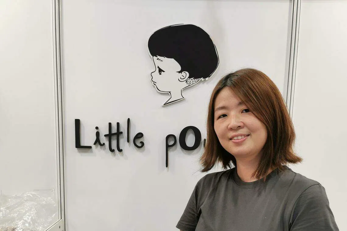 马来西亚潮玩设计师李佩珊享受手工制作的过程。（陈宇昕摄）