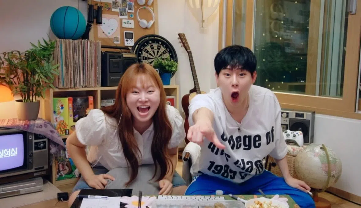 YouTube视频博主Charles（左）和Monsta X的李周宪担任嘉宾观察员，成为观众“嘴替”。（取自Studio Ah Yeah IG）
