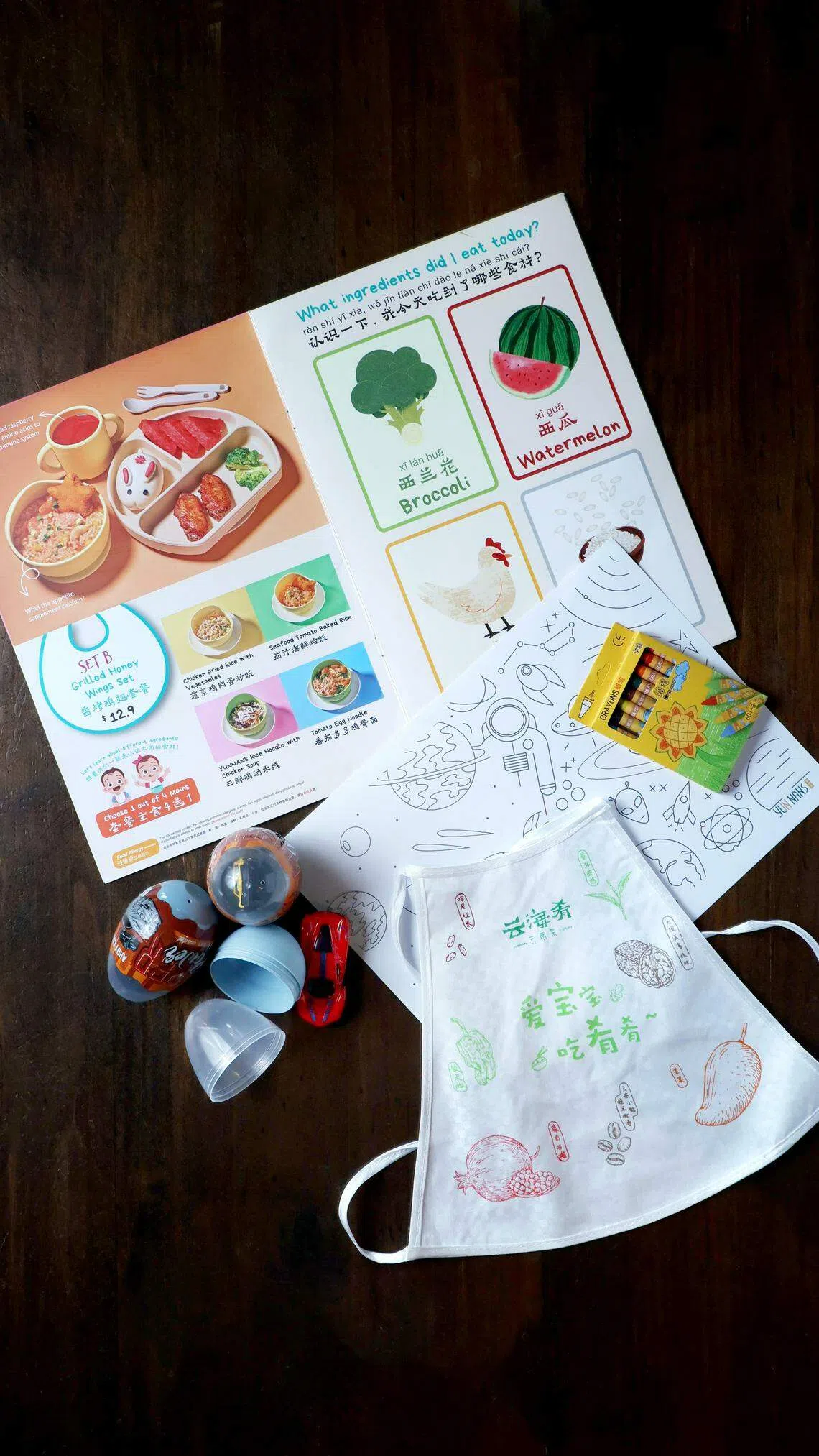 云海肴的菜单如儿童图书，并提供玩具、画纸、彩色笔和围兜，给予完整的用餐体验。（龙国雄摄）