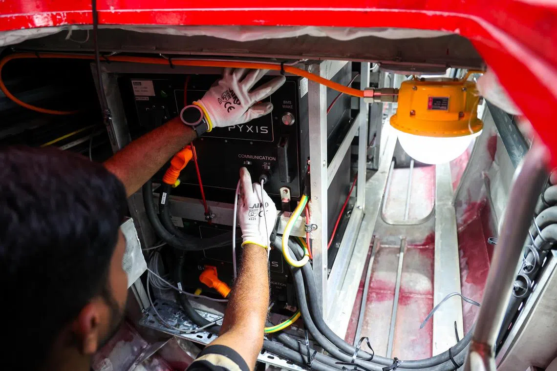 观光电动船的电池充满后，多余的电力将通过“运输工具到电网”（vehicle-to-grid，V2G）技术送回电网。（林明顺摄）