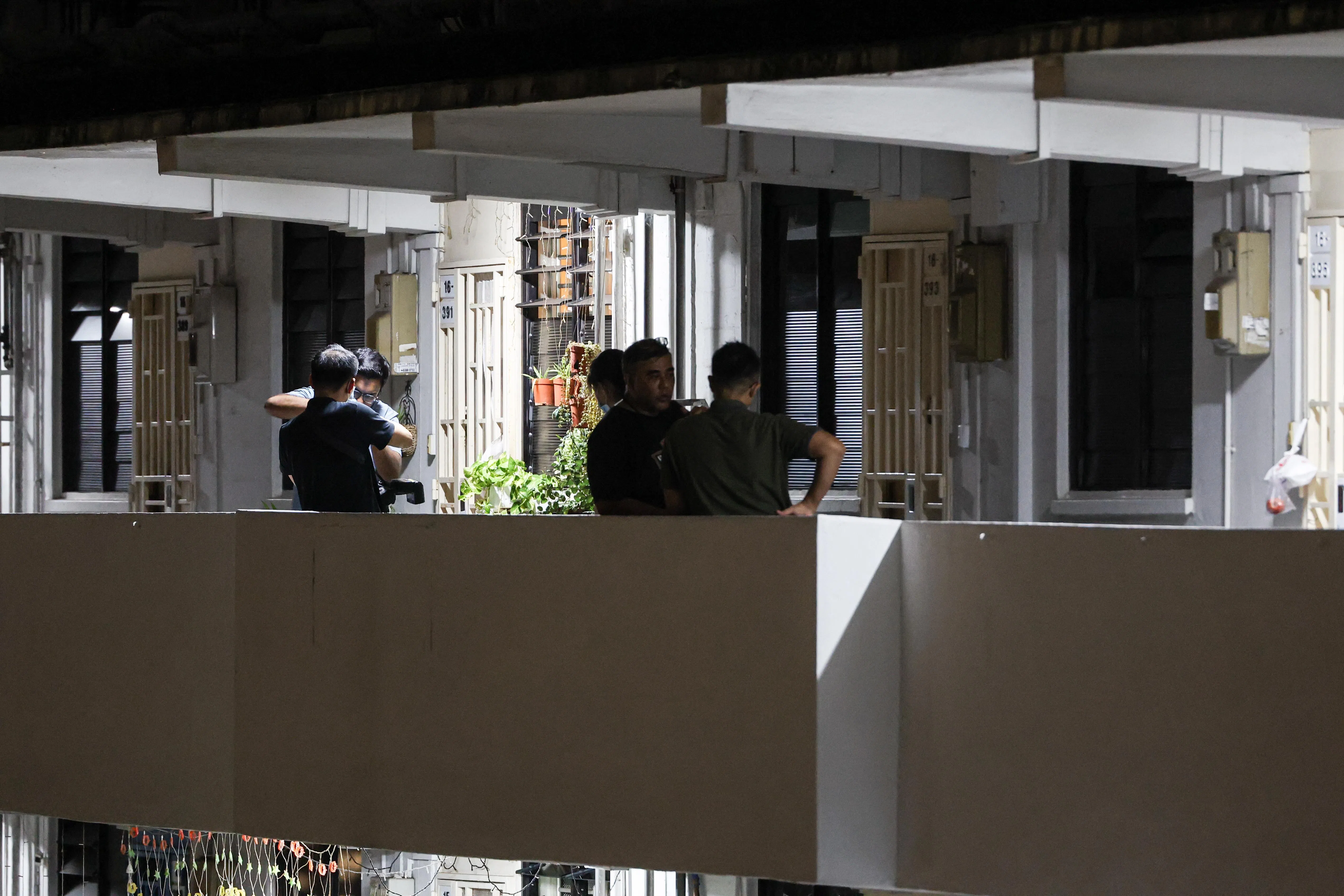 警方在涉事单位门口取证。（关俊威摄）