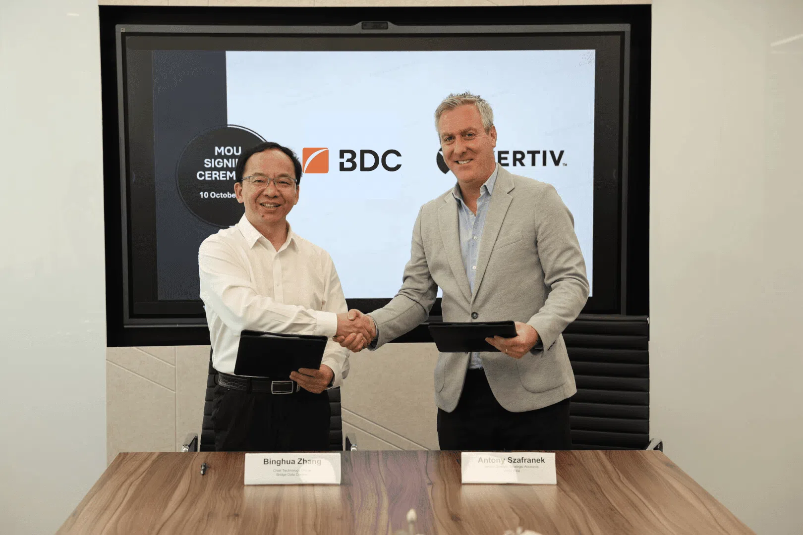 Bridge Data Centres首席技术官张炳华（左）与维谛技术副总裁安东尼•沙夫拉内克（Antony Szafranek）签署合作协议，双方将携手探索面向下一代人工智能的先进液冷技术及可扩展电力解决方案。（Bridge Data Centres提供）
