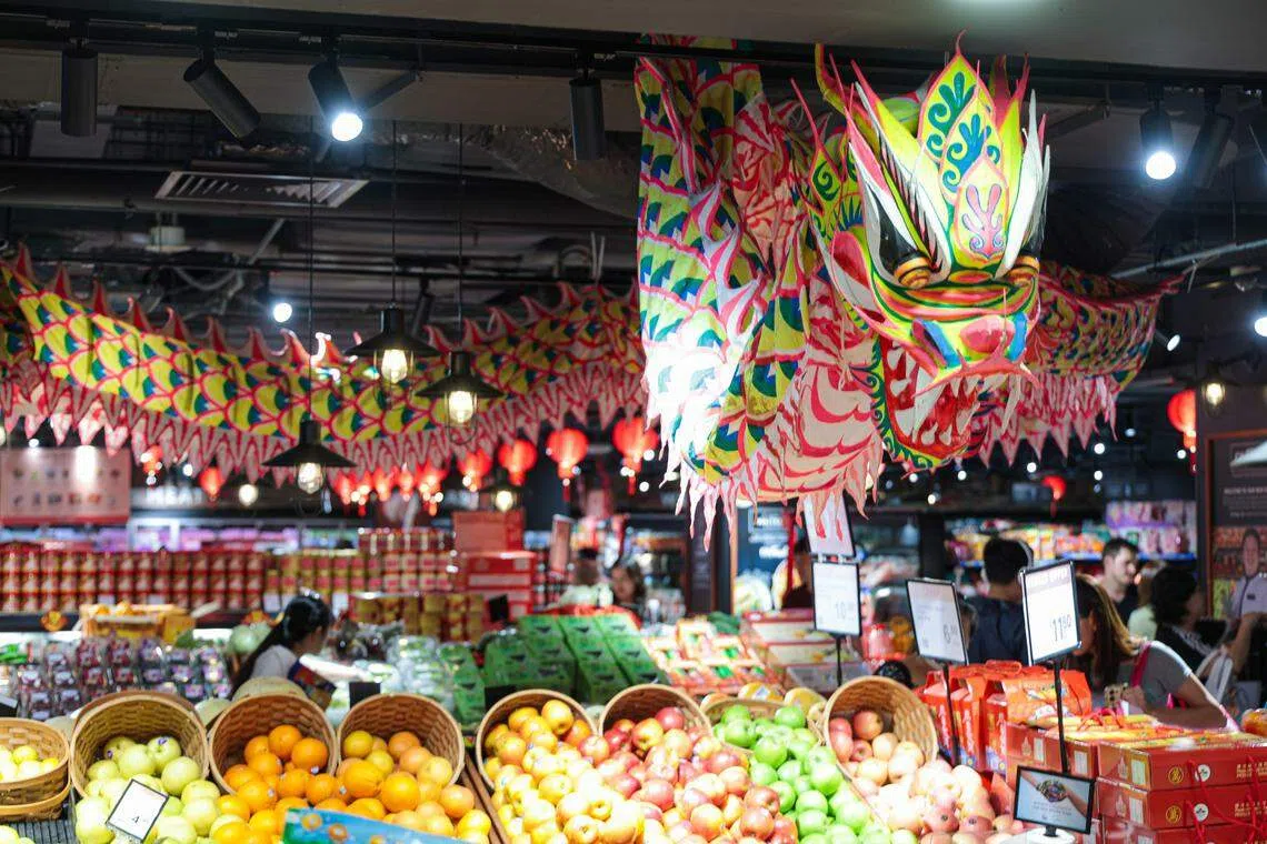 一条鲜艳的“守护龙”遨游在冷藏公司武吉士分店，祈求来年生意兴隆、财源广进。（李冠卫摄）