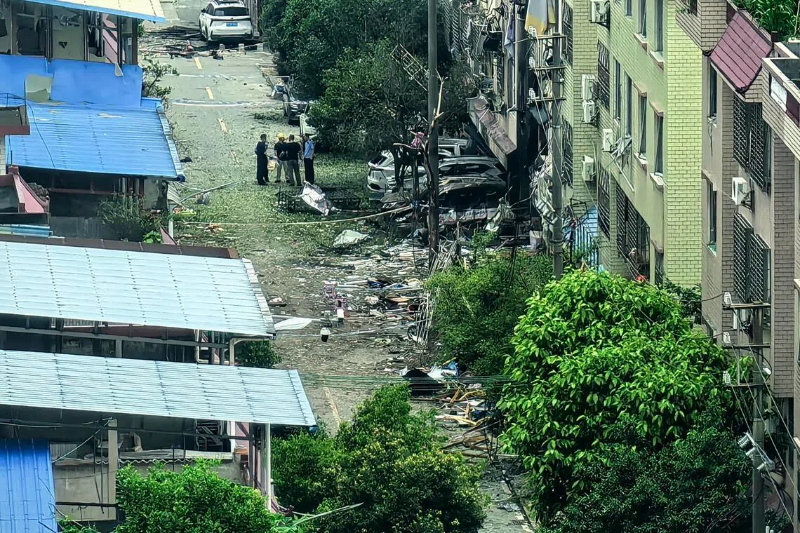救援人员星期四（6月11日）在现场拉起警戒线，进行人员登记。爆炸现场设施受损严重，一片狼藉。（中新社）
