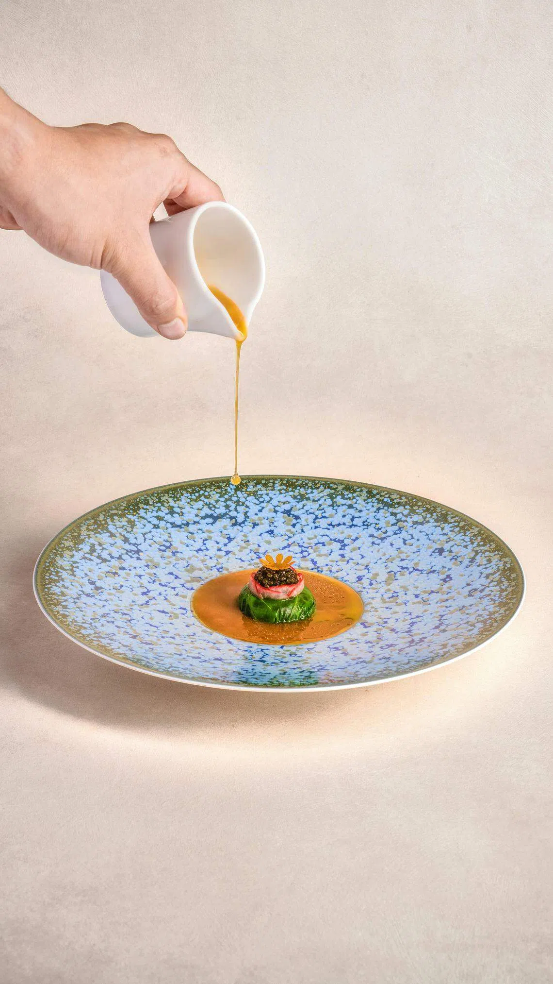 Path餐馆黄凯翔的“海南鸡饭”是以油甘鱼为主，没有米饭或鸡肉，关键在酱汁。（餐馆提供）