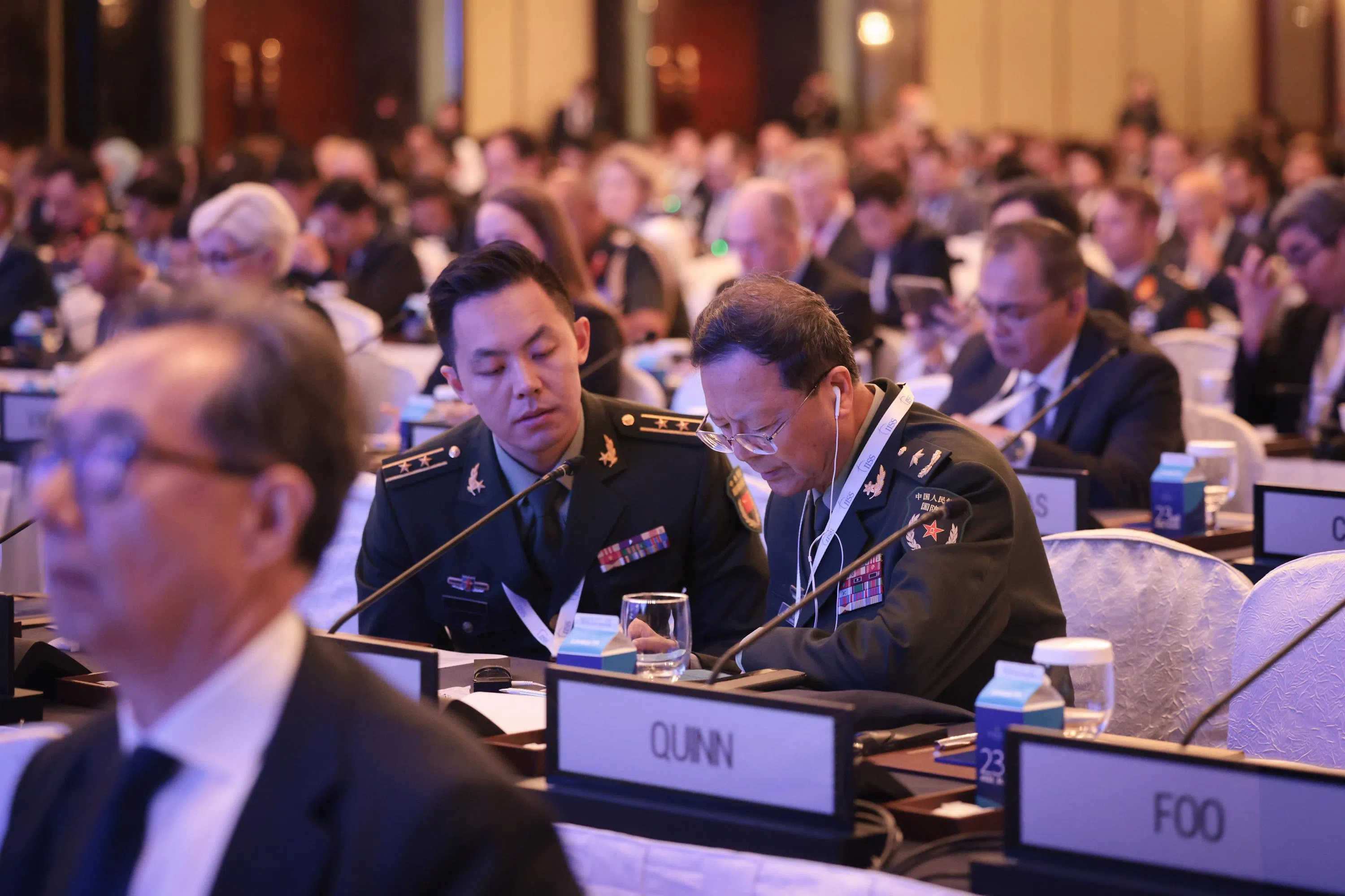 由于国防部长董军缺席，中国今年派出由国防大学孟祥青教授（右）担任团长的中国人民解放军专家学者代表团参加今年的香格里拉对话。（海峡时报）