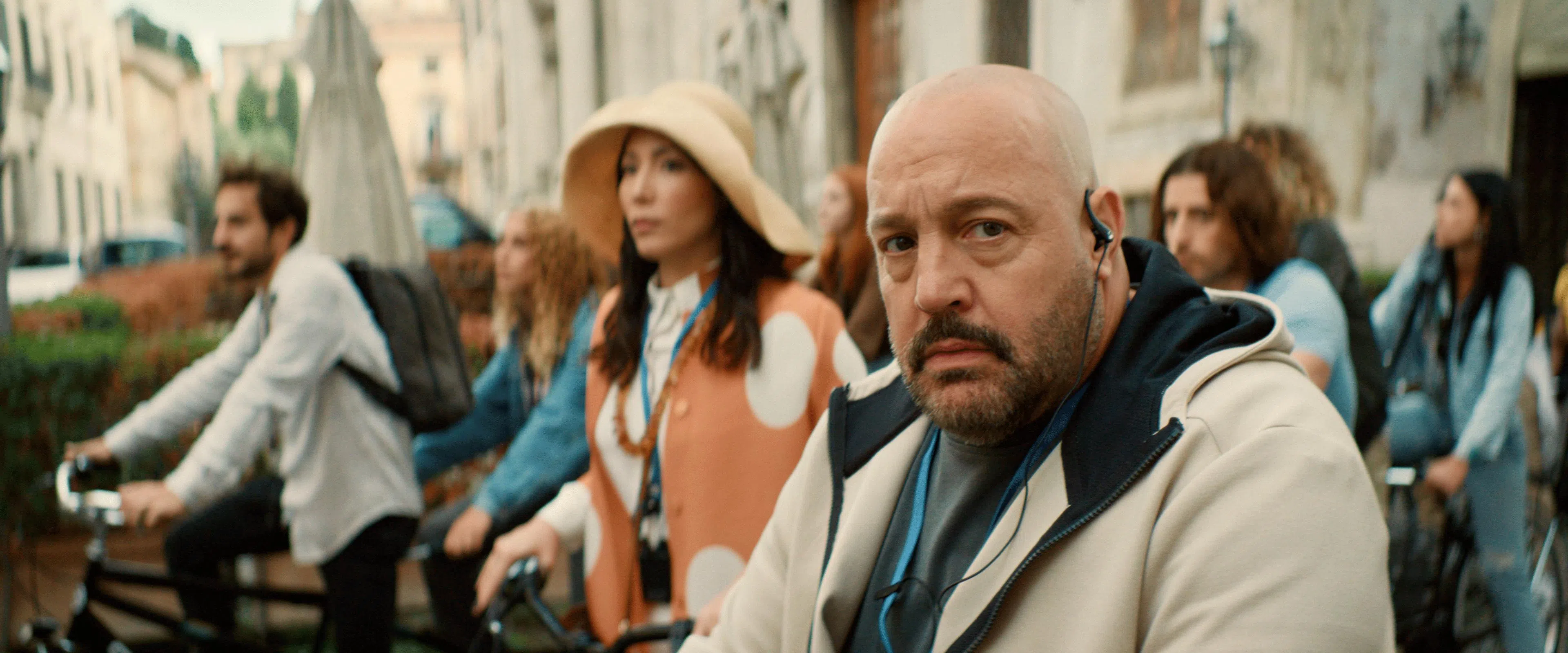 Kevin James（右一）扮演在婚礼当天被新娘抛弃的新郎。（邵氏机构提供）