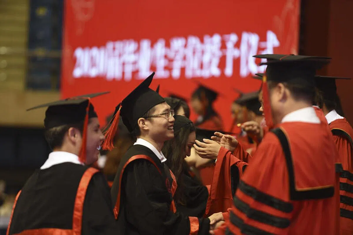 中国人民大学2020届毕业生参加学位授予仪式，图片摄于2021年7月4日。（新华社）