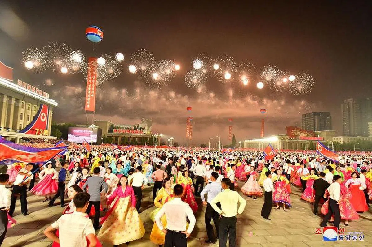 朝鲜民众在金日成广场出席国庆庆祝活动。（朝中社）