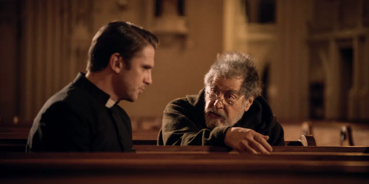 Al Pacino（右）和Dan Stevens在《驱魔仪式》饰演一对老少神父。（邵氏机构提供）