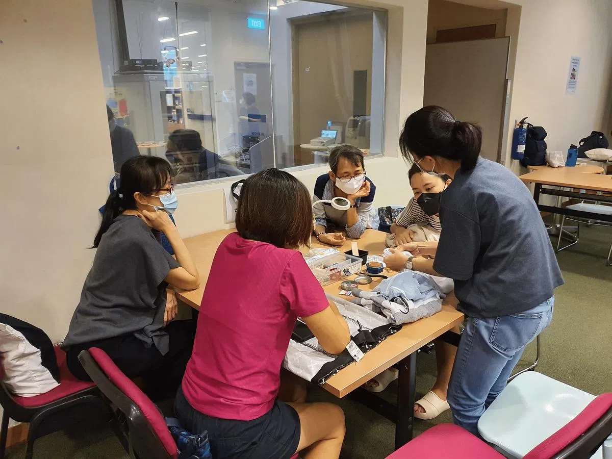 修补衣物工作坊的参与者学习到的技能包括如何修复损坏的拉链。（受访者提供）