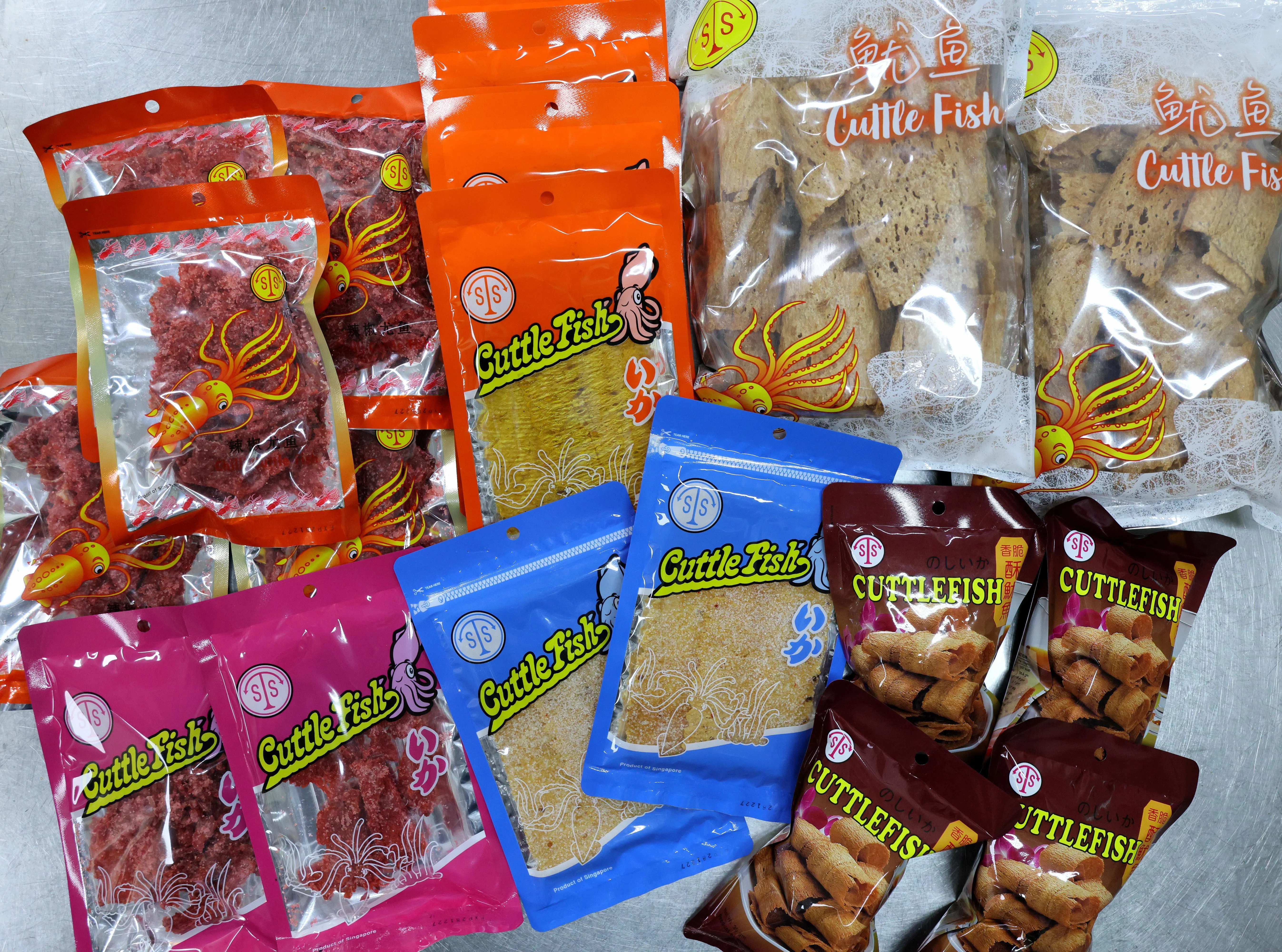 顺成贸易公司售卖鱿鱼片、鱿鱼碎和酥香鱿鱼。（龙国雄摄）