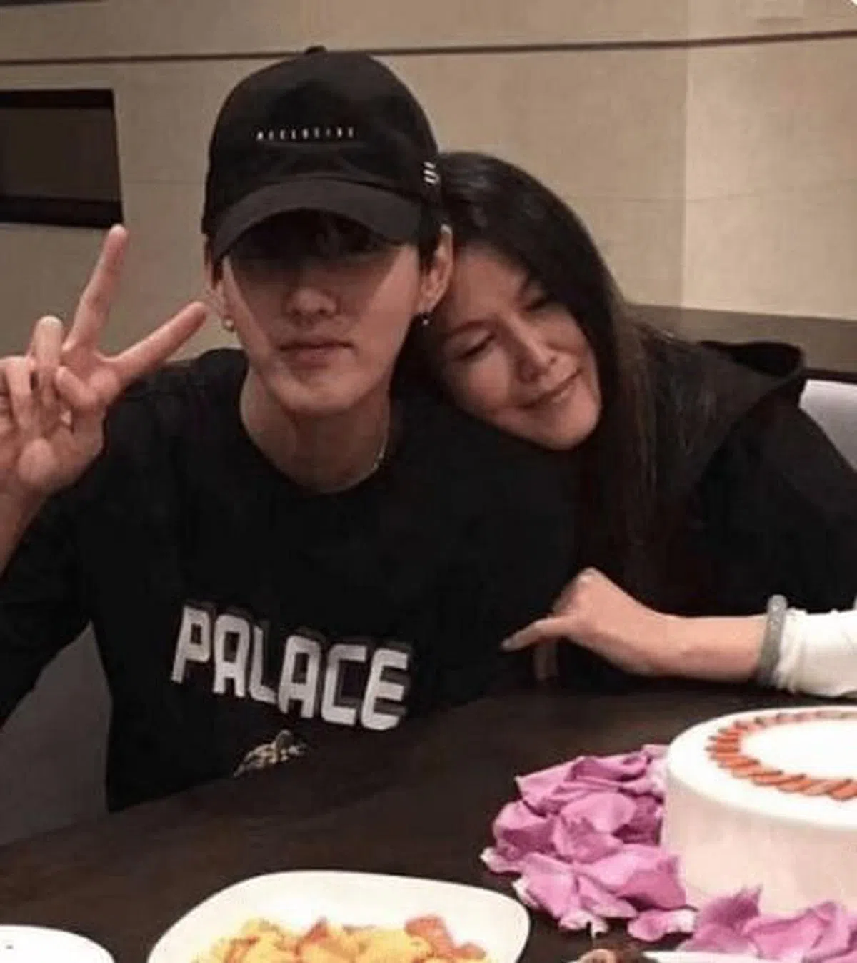 吴亦凡（左）会中国发展后，妈妈又成了他唯一可信任的人。（互联网）