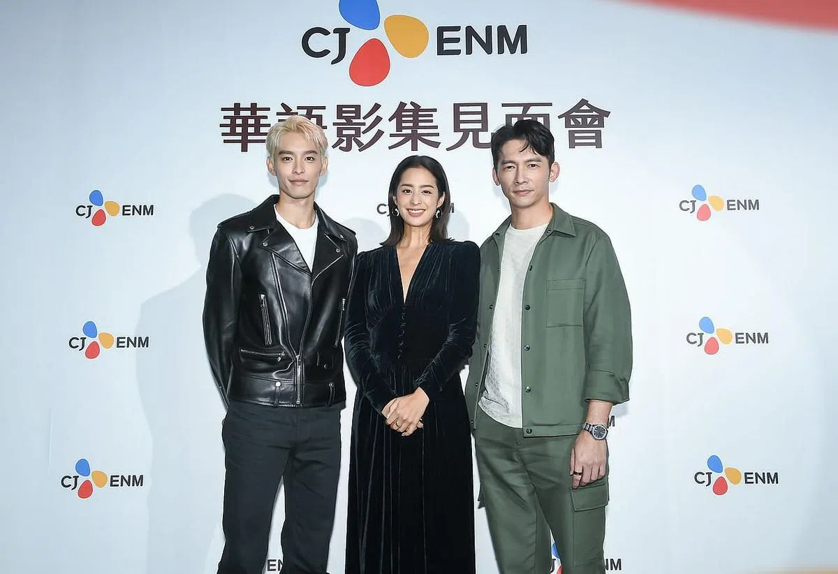 曹佑宁（左起）、莫允雯和温升豪出席在台北举行的华语影集见面会。（CJ ENM HK提供）