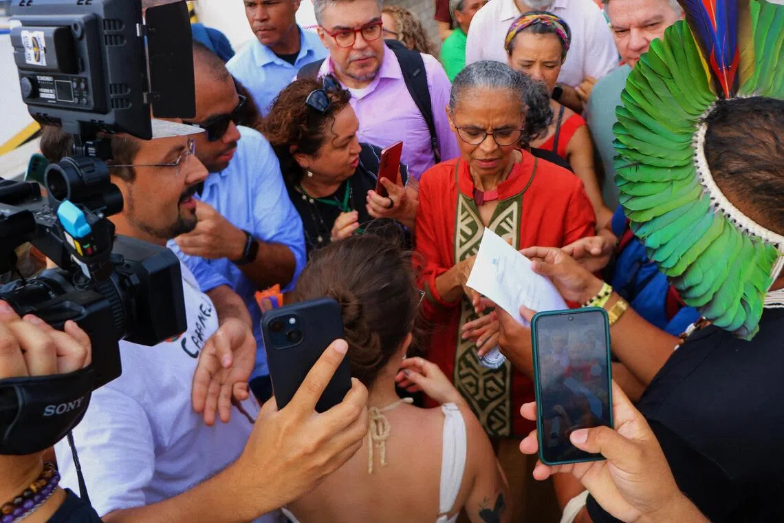 巴西环境和气候变化部长席尔瓦（Marina Silva，红衣）参与星期六的示威活动。她说，游行是集结力量的体现，本届气候大会必须制定蓝图，推动必须完成的事项，包括淘汰森林砍伐活动，以及化石燃料的使用。（蔡玮谦摄）
