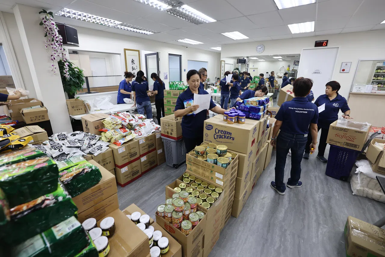 众弘每两个月会向会员分发生活用品礼包，由义工负责包装和派送。（陈渊庄摄）