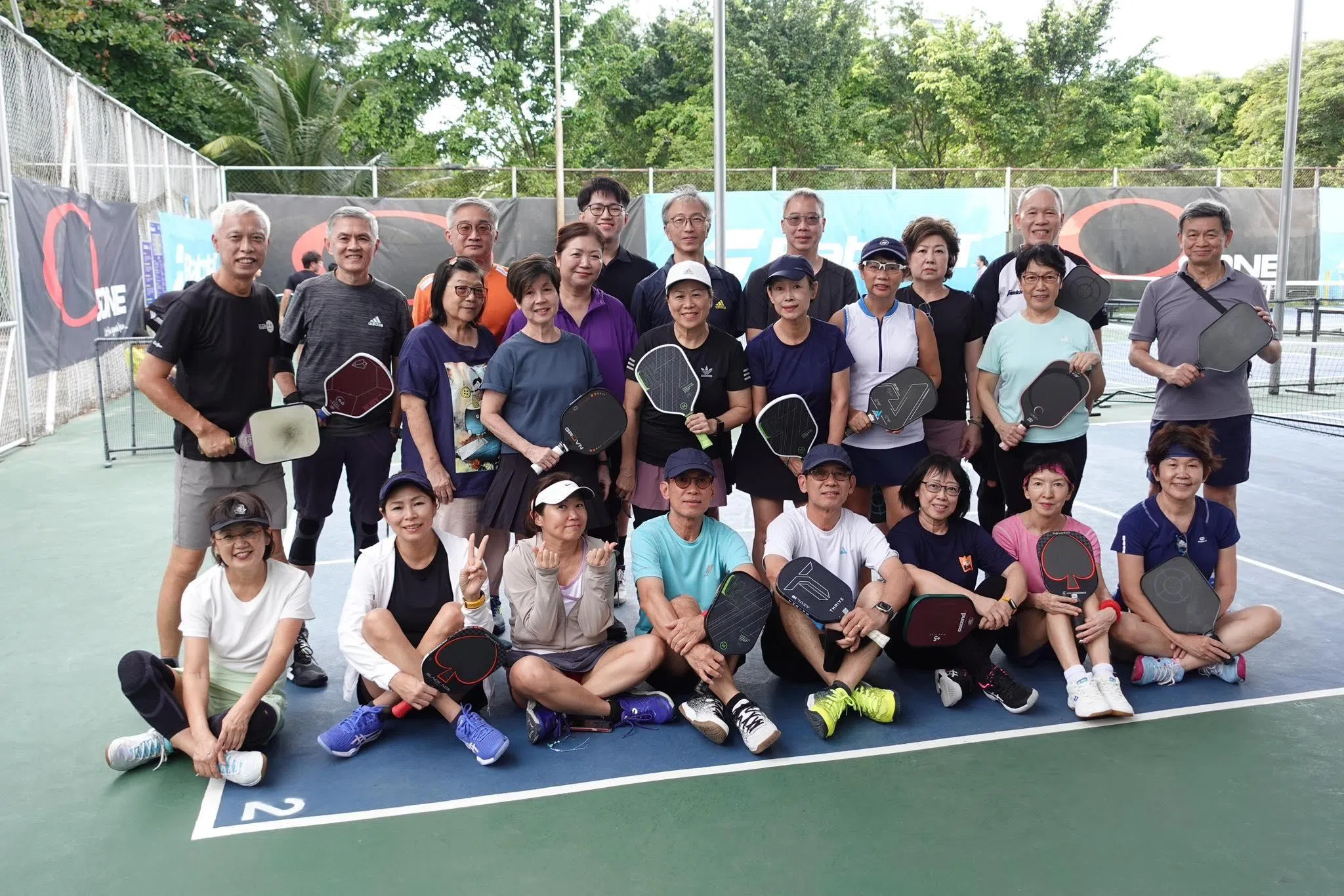 石振焰和新加坡匹克球俱乐部的会员一起去吉隆坡打球。（石振焰提供）