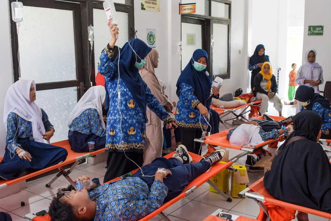 2025年10月1日，印度尼西亚西爪哇加鲁特市（Garut）一所医疗中心内，数名因食用免费营养餐而出现食物中毒症状的学生在接受治疗。（法新社）