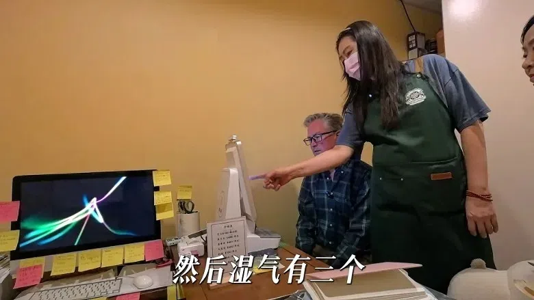 王祖贤（右）为夏克立亲解他的身体症结。（互联网）