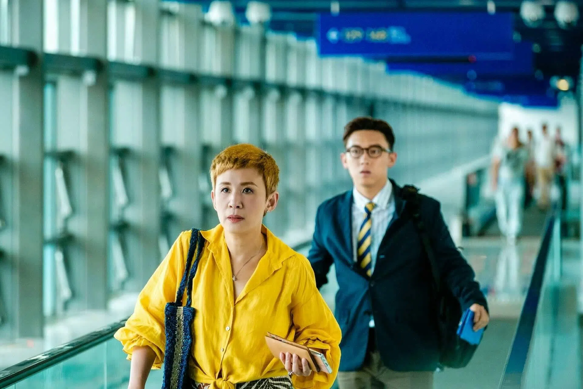 吴君如（左）和张天赋（右）上演一段被骗与骗人的关系。（档案照）