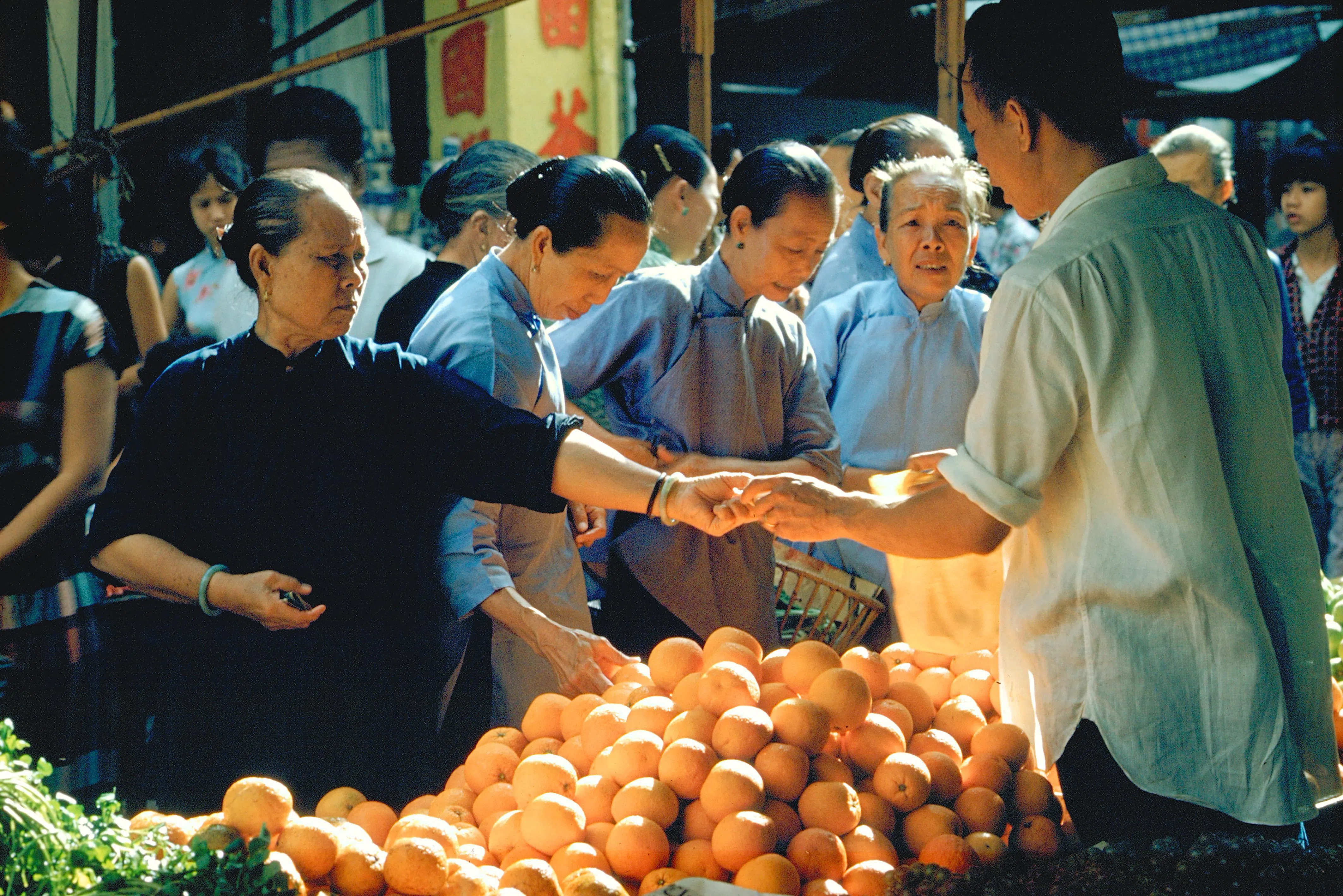 陈立诚摄影作品《新加坡牛车水市场》（1962）为新加坡国家博物馆收藏。（陈立诚提供）