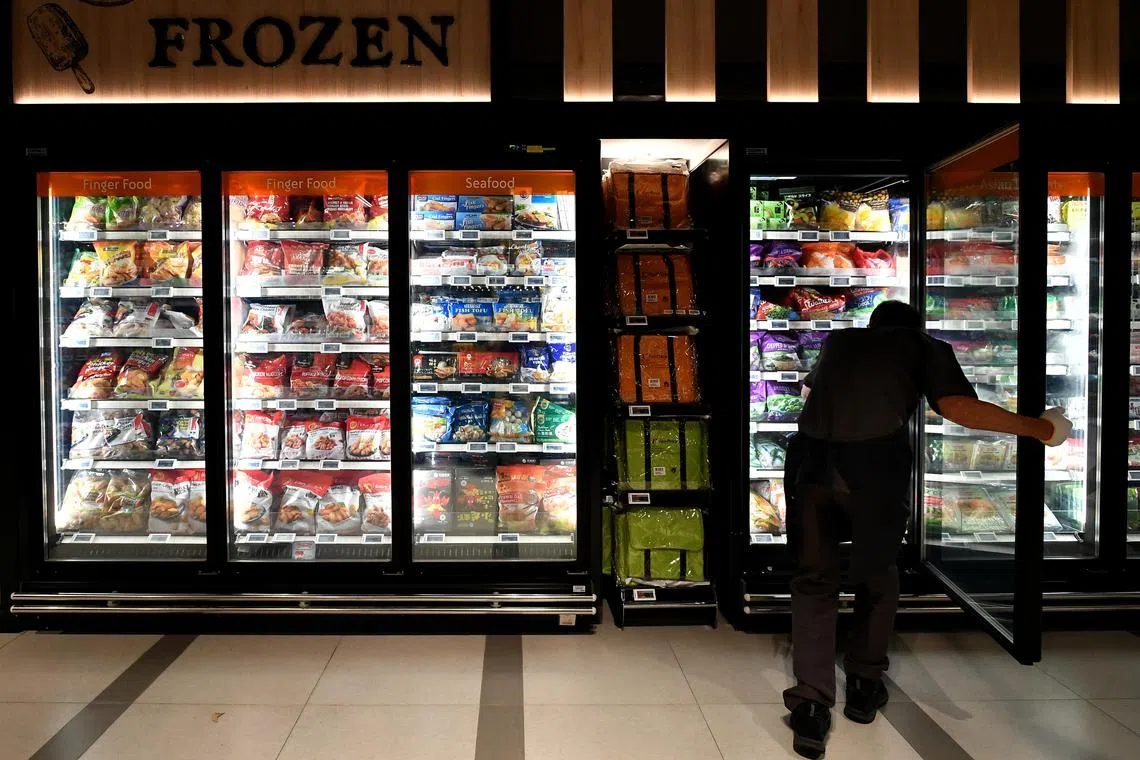 营养师建议，在选购冷冻餐食和方便食品时，应以少糖少盐少饱和脂肪为首选。（档案照）