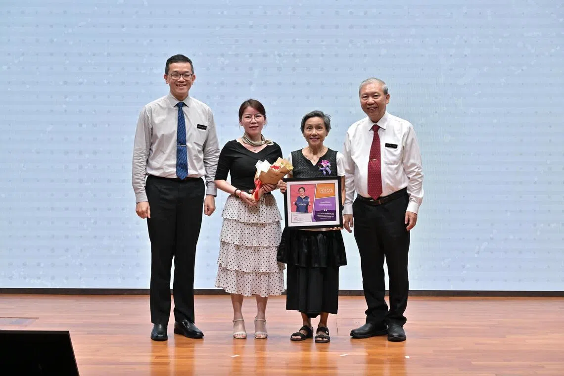 赵宝珠（右二）不久前获颁“激励人心护理伙伴（志愿者）奖”。她说，希望能尽可能地一直做志愿服务。（新保集团社区医院提供）
