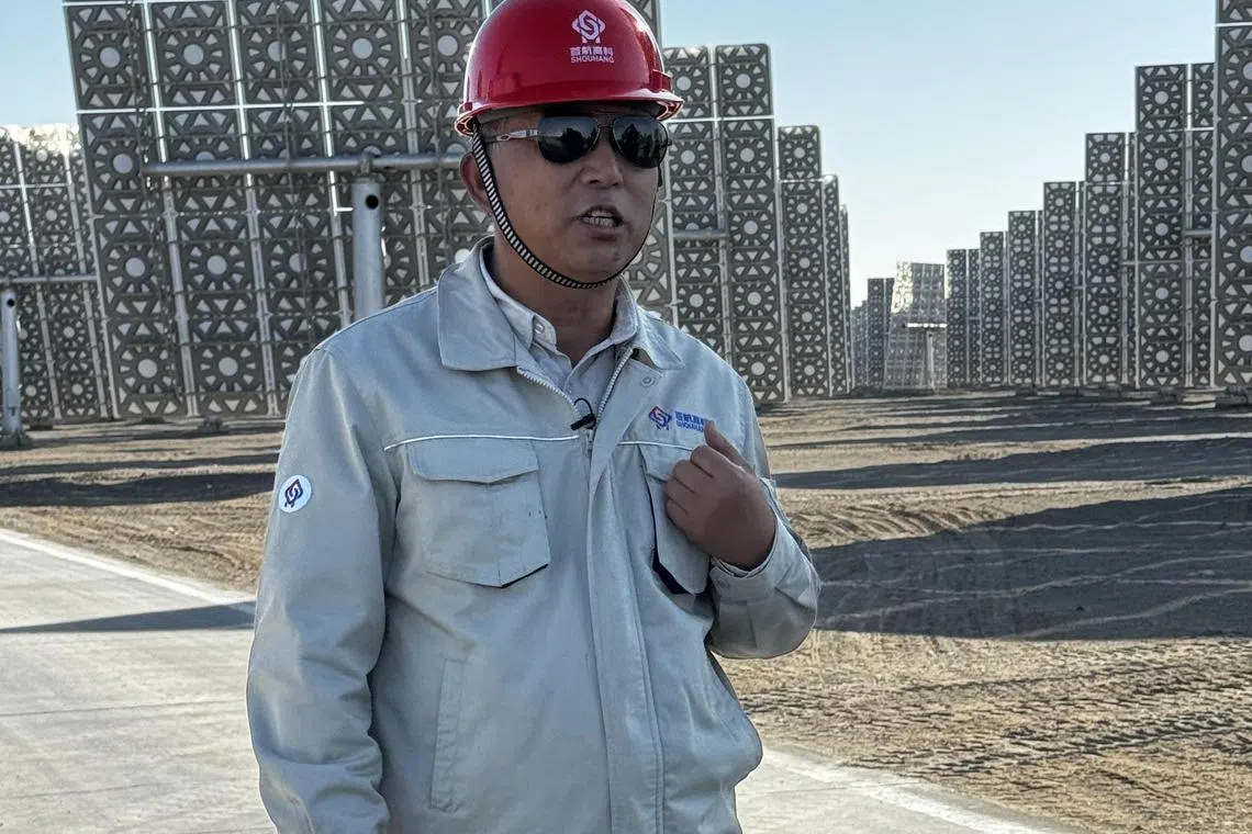 敦煌首航节能新能源公司总经理刘福国说，利用熔盐储能完成太阳能储存，实现24小时发电，不产生能源浪费，解决了黑夜无法发电的问题。（沈泽玮摄）