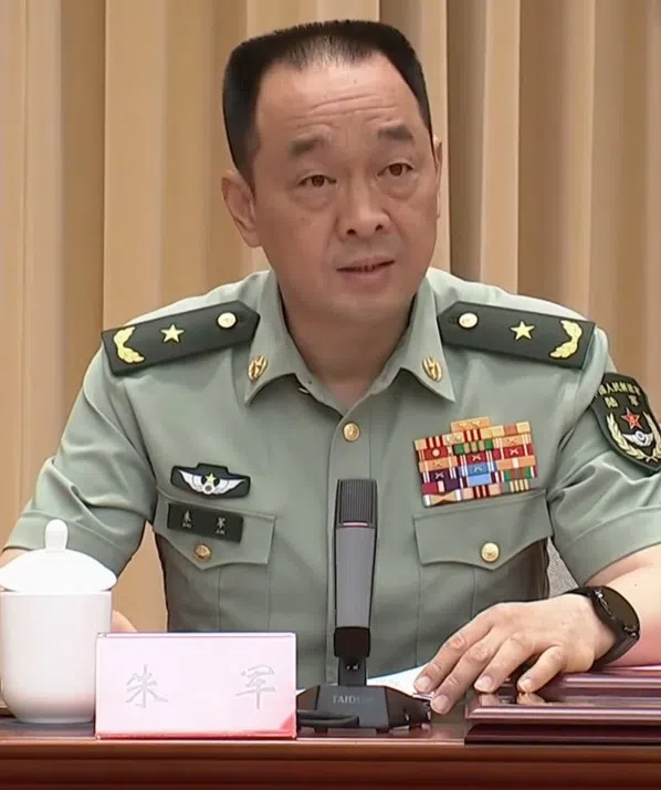 今年54岁的朱军少将去年6月从空军跨军种出任北京卫戍区政委，三个月后兼任中共北京市委“戎装常委”。（北京卫视截图）