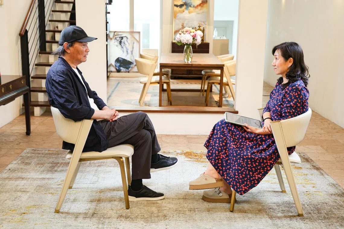 金宇澄在新加坡翡翠山路接受《有客到》专访，饶有兴味地比较新加坡与上海城市街道与建筑特色（关俊威 摄）
